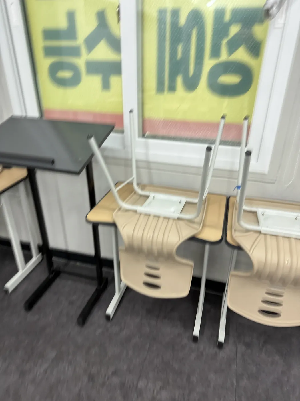 좌석 사이 바닥 — 성하동 학원청소 현장