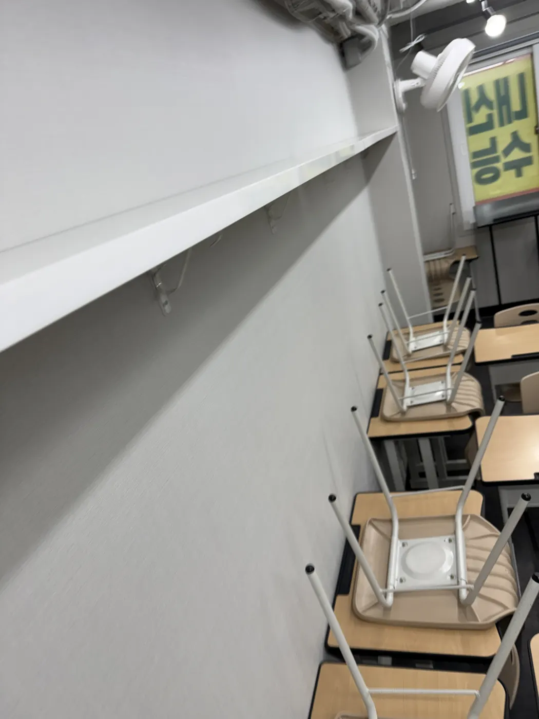 좌석 사이 바닥 — 도남동 학원청소 현장