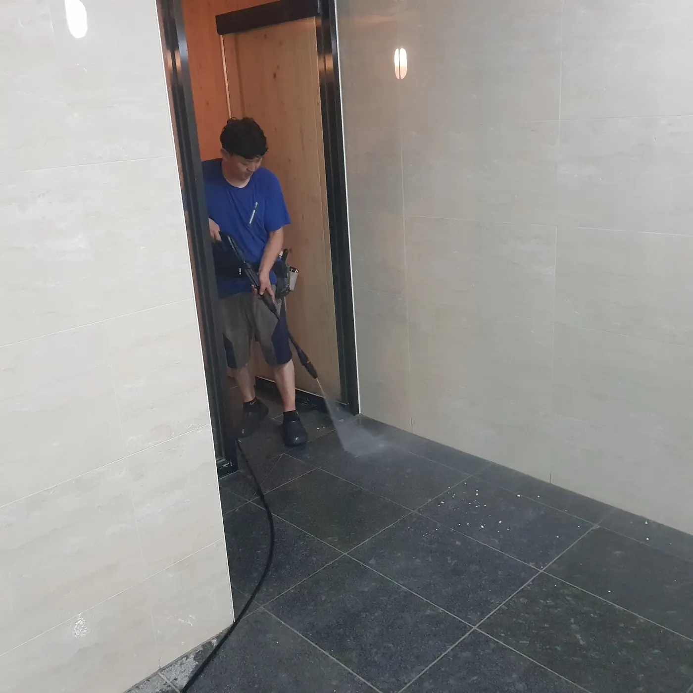 기계 세정 작업 — 안동시 목욕탕청소 현장