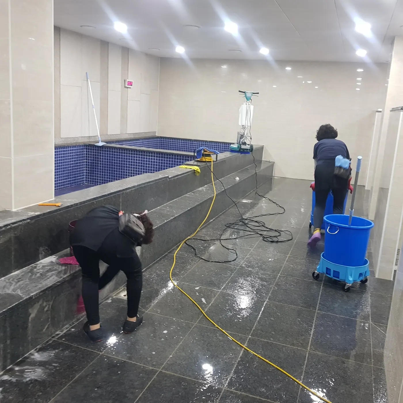 문경시 목욕탕청소 시공 현장 — 탕 내부 세정