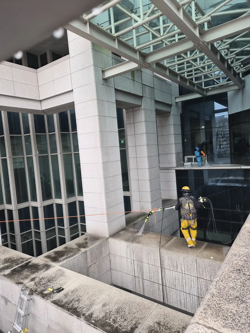 상주시 외벽청소 시공 현장 — 로프 작업