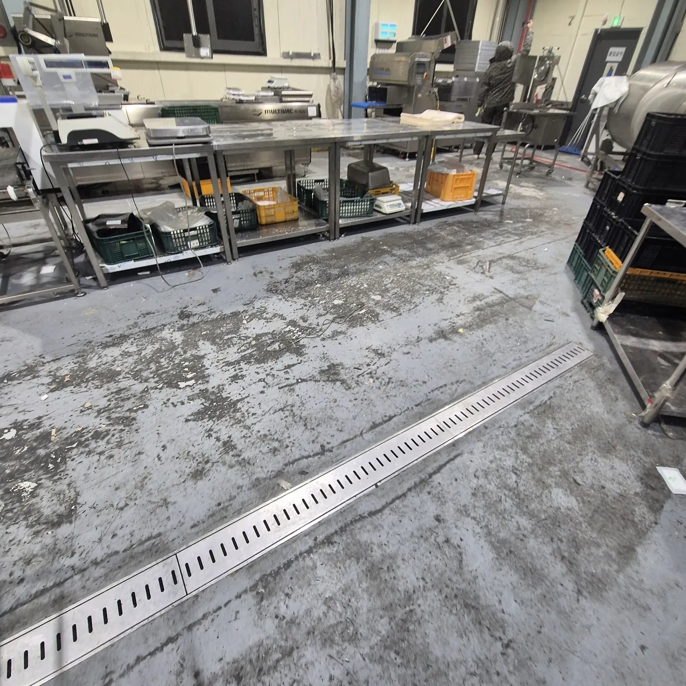 신기동 공장청소 시공 현장 — 에폭시 바닥 세정