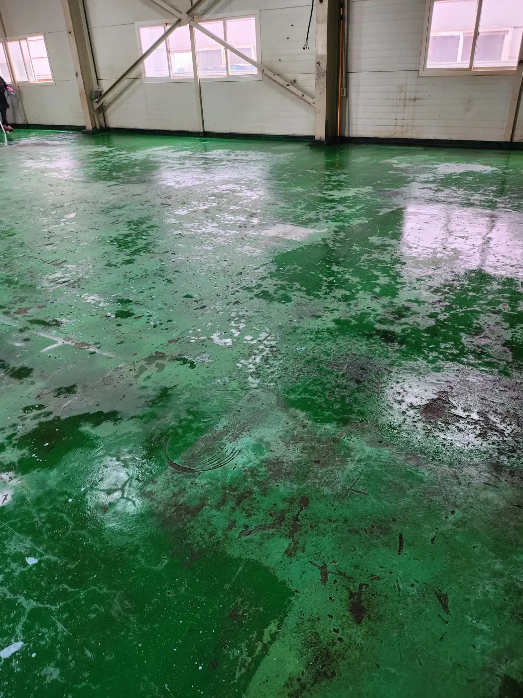 동부동 공장청소 시공 현장 — 에폭시 바닥 세정