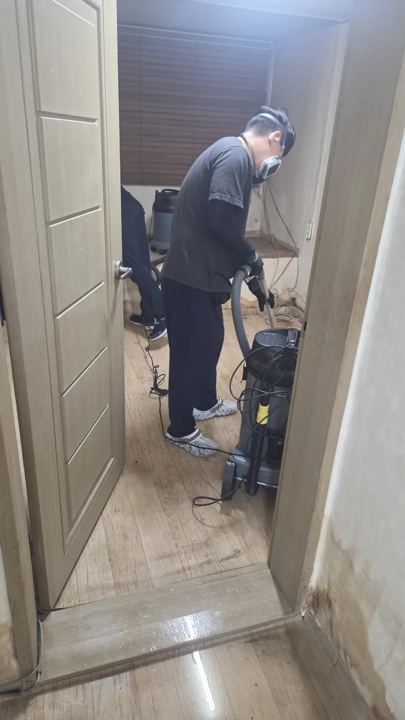 습식 진공 작업 — 의성군 침수청소 현장