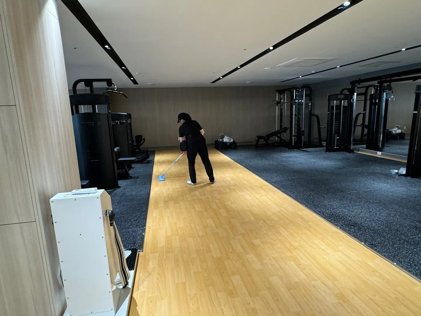 영양군 헬스장청소 시공 현장 — 바닥 마감 상태