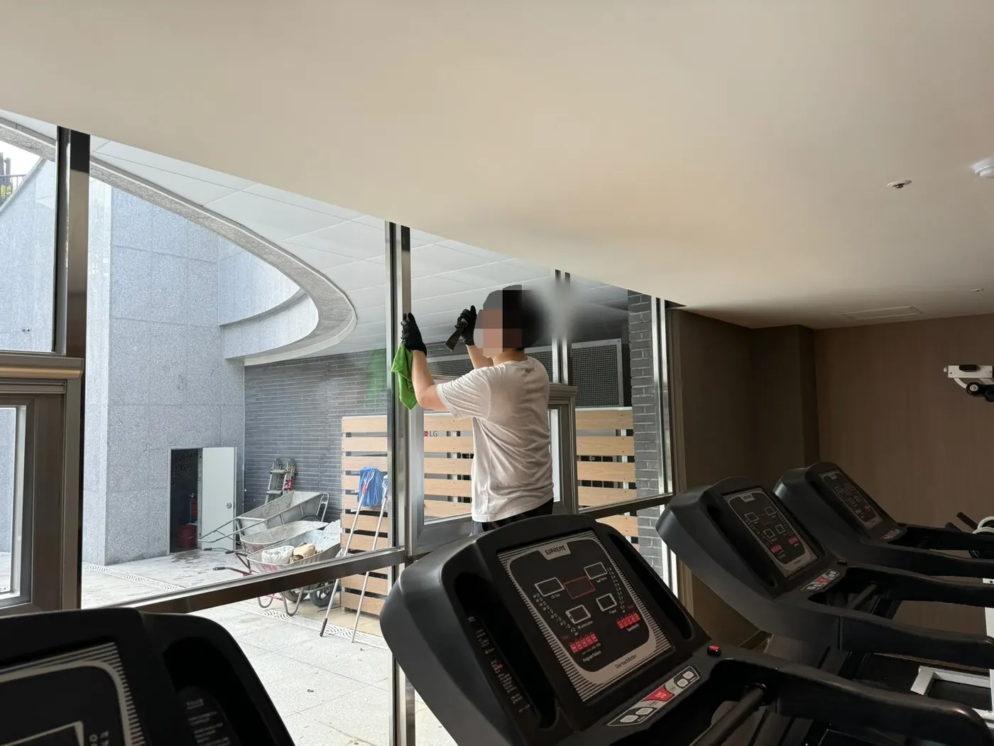 세정 진행 — 예천군 헬스장청소 현장