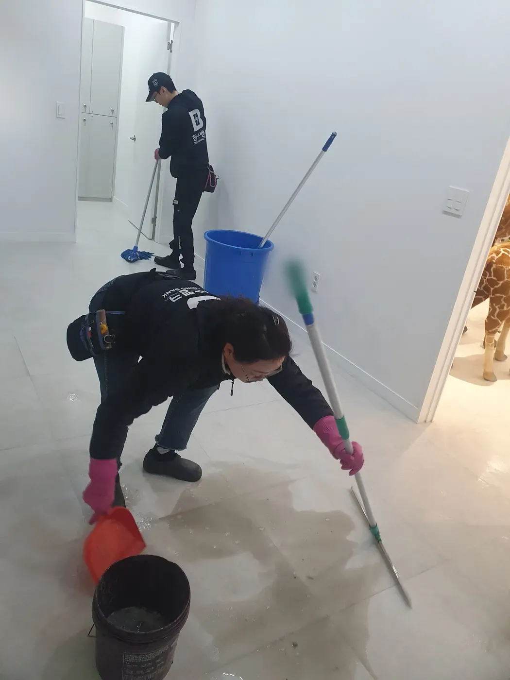 바닥 물걸레 마감 — 옥야동 병원청소 현장