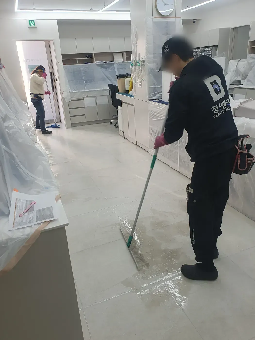 바닥 물걸레 마감 — 의성군 병원청소 현장