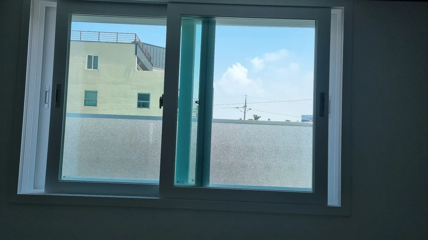 창호·유리 마감 — 청송군 입주청소 현장
