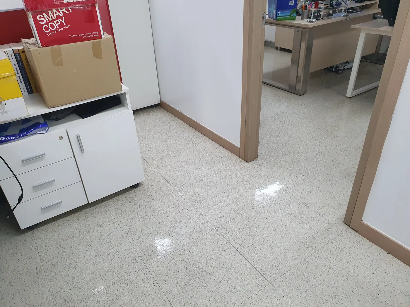 경북북부 사무실청소 시공 현장 — 복도 바닥 마감