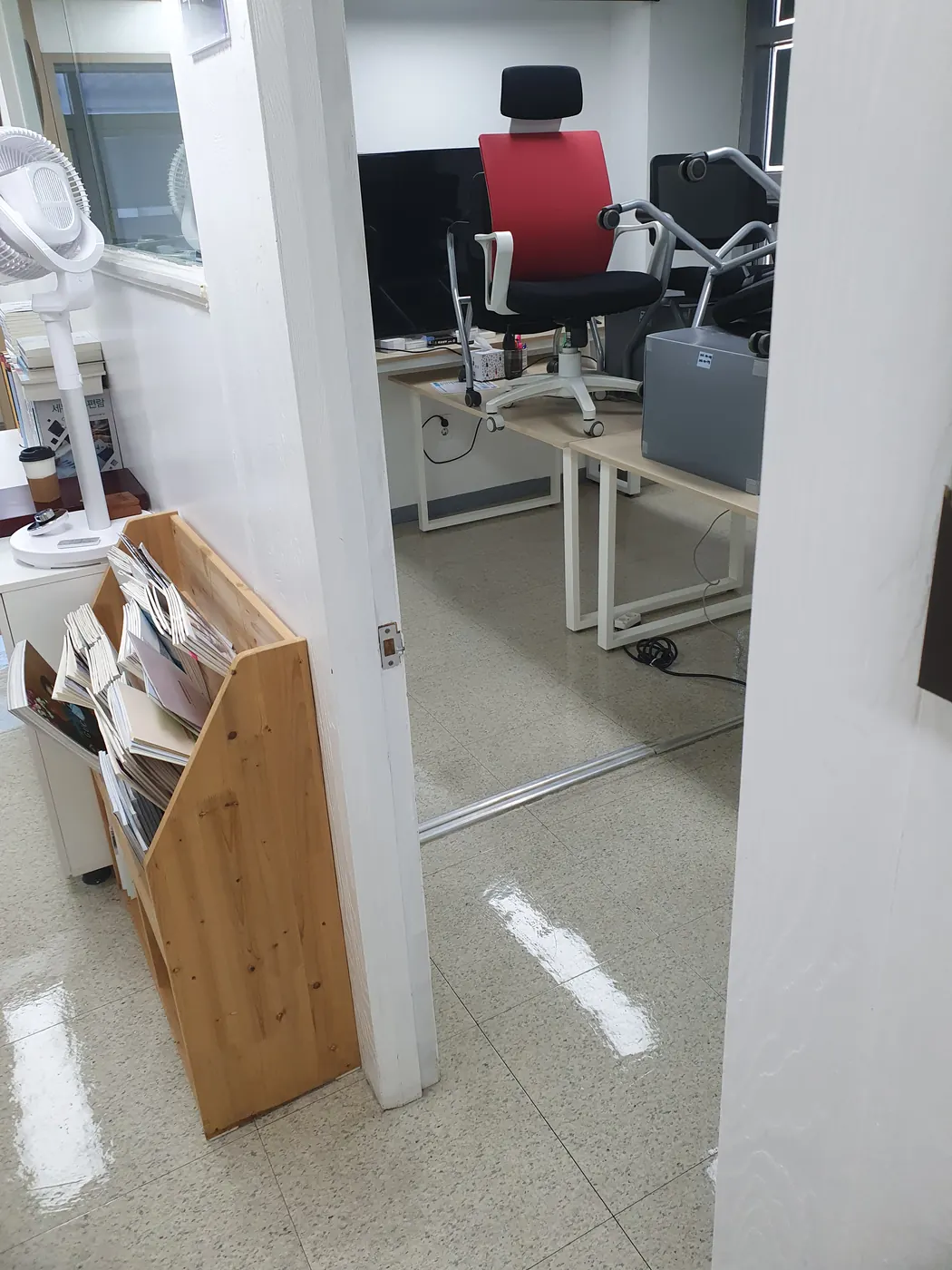 신기동 사무실청소 시공 현장 — 바닥 광택 마감