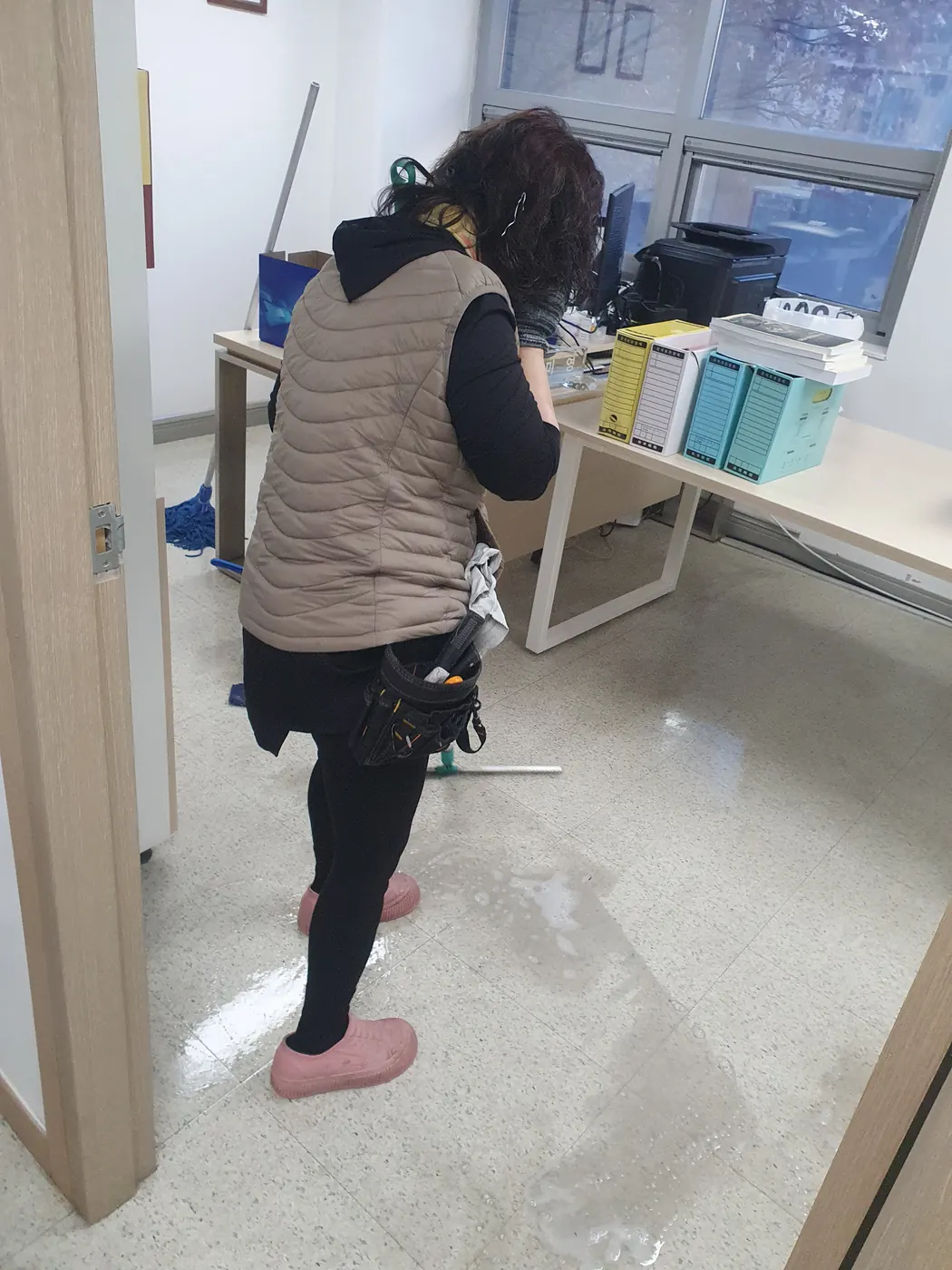 바닥 세정 진행 — 영주시 사무실청소 현장