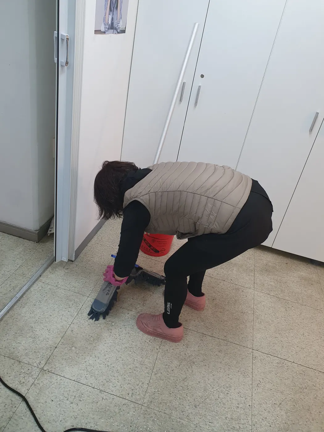 바닥 물걸레 마감 — 봉화군 사무실청소 현장
