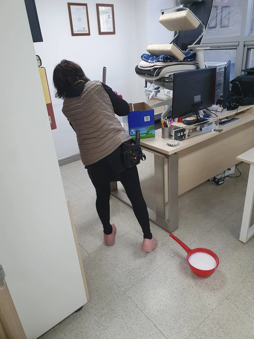 바닥 세정 진행 — 부석면 사무실청소 현장