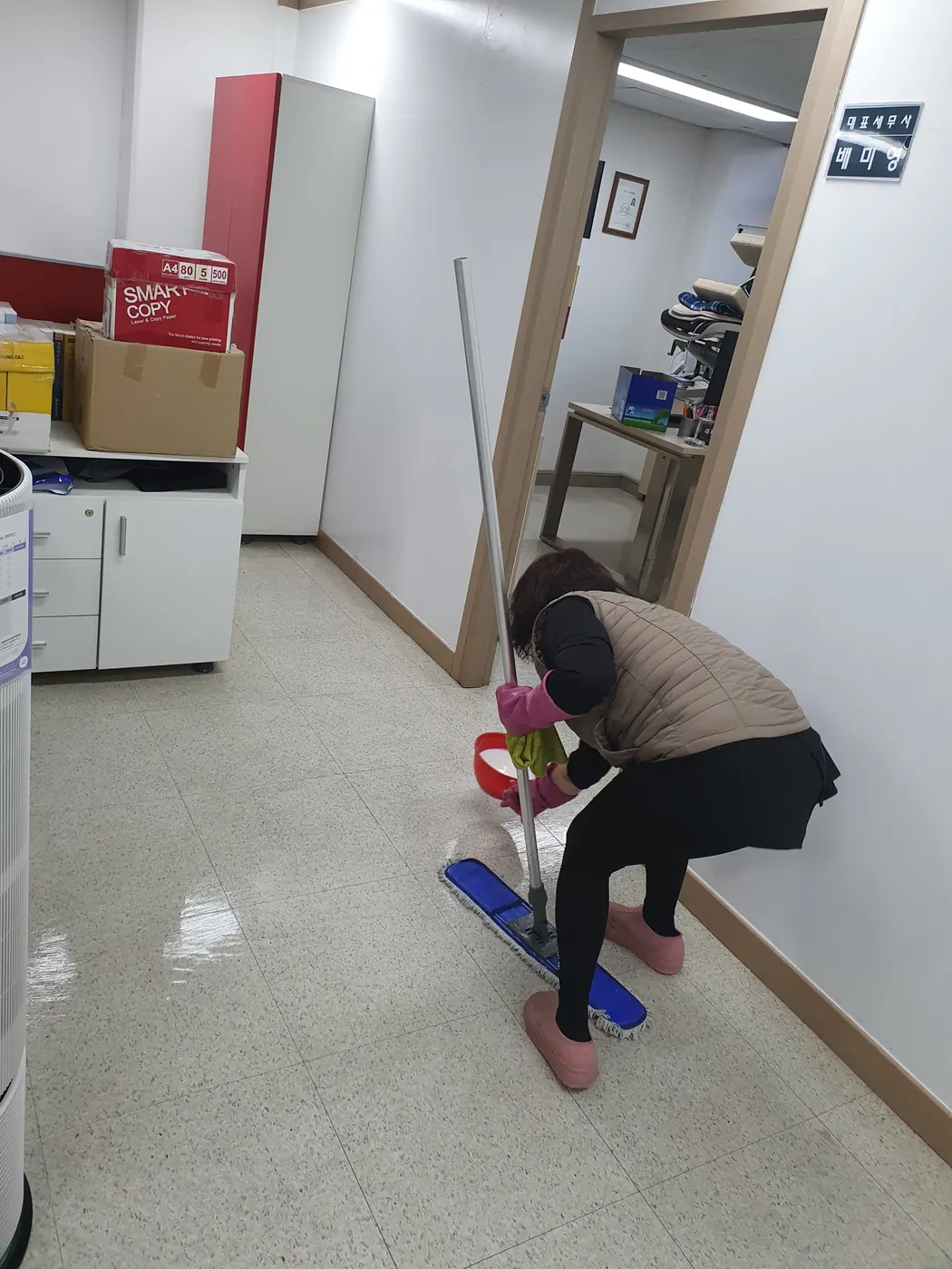 바닥 물걸레 마감 — 영양군 사무실청소 현장