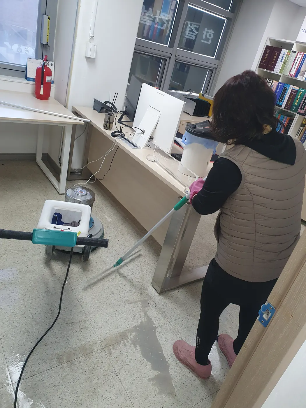 바닥 폴리셔 작업 — 안동시 사무실청소 현장