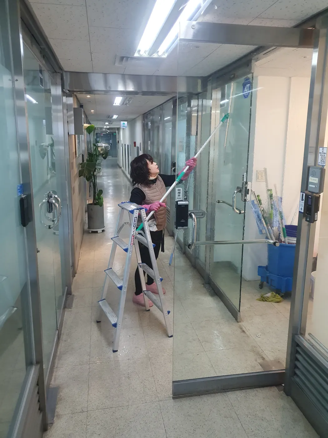창호 청소 — 사곡면 사무실청소 현장