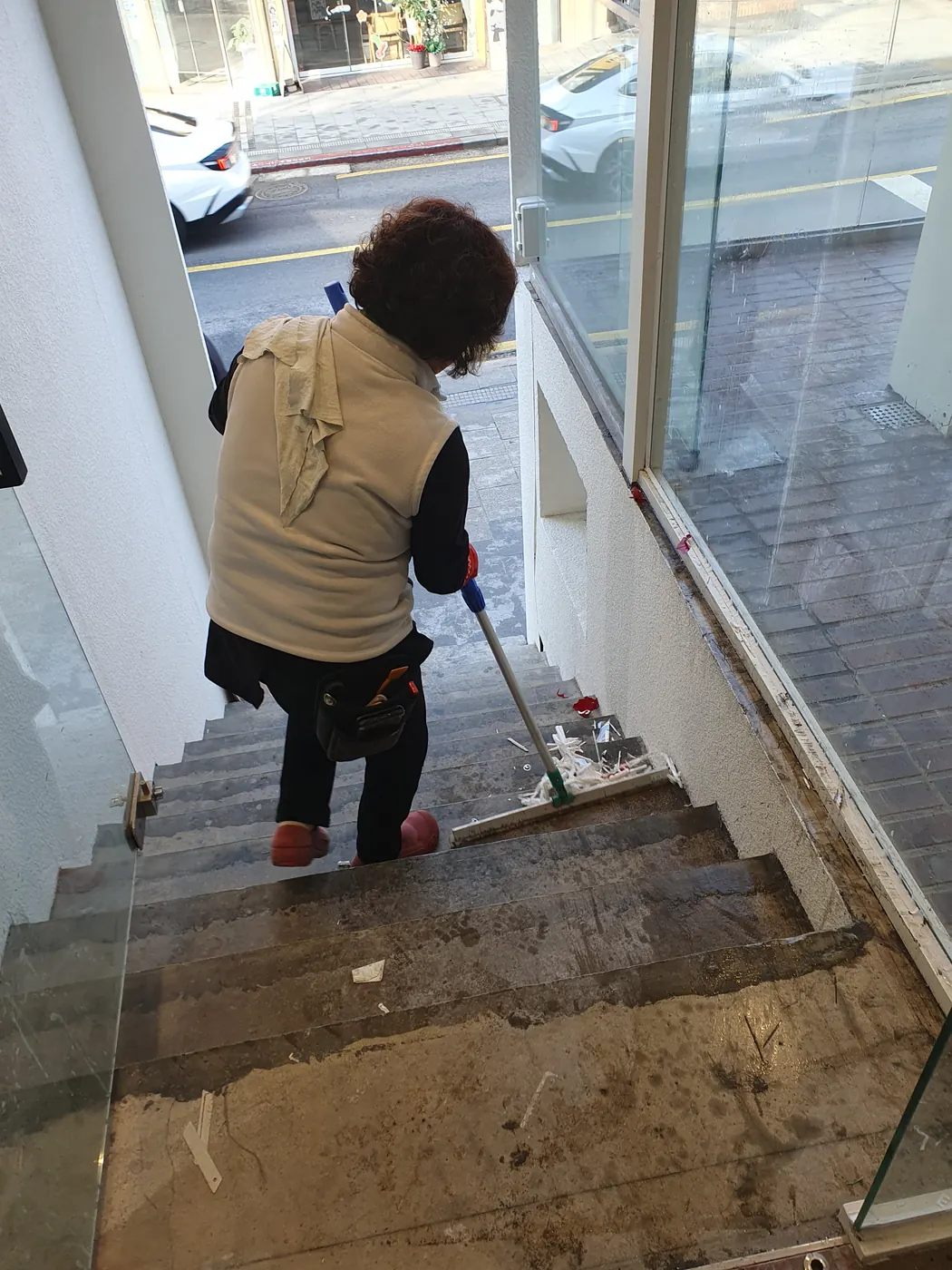 청송읍 식당청소 시공 현장 — 주방 바닥 세정