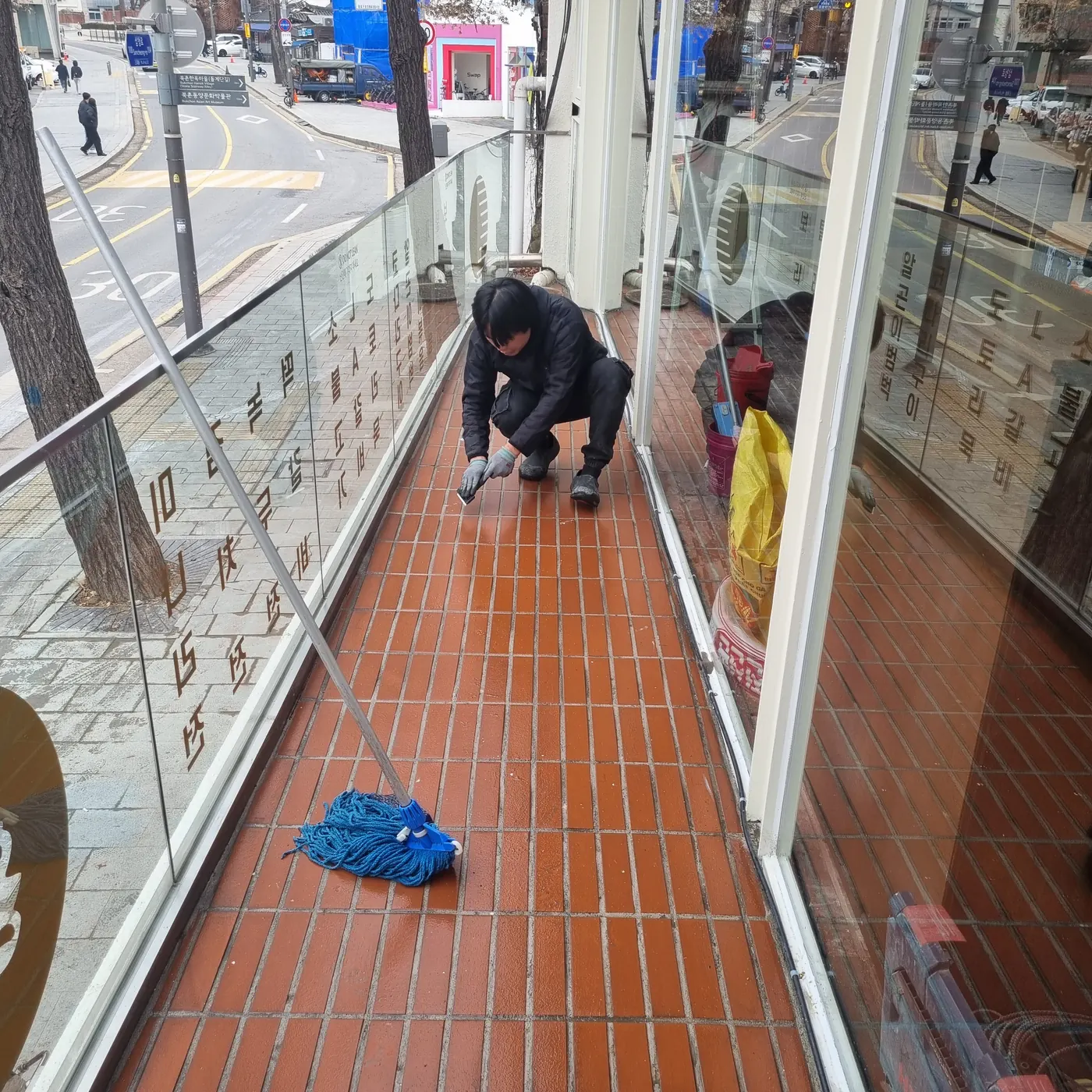 임동면 식당청소 시공 현장 — 주방 바닥 세정