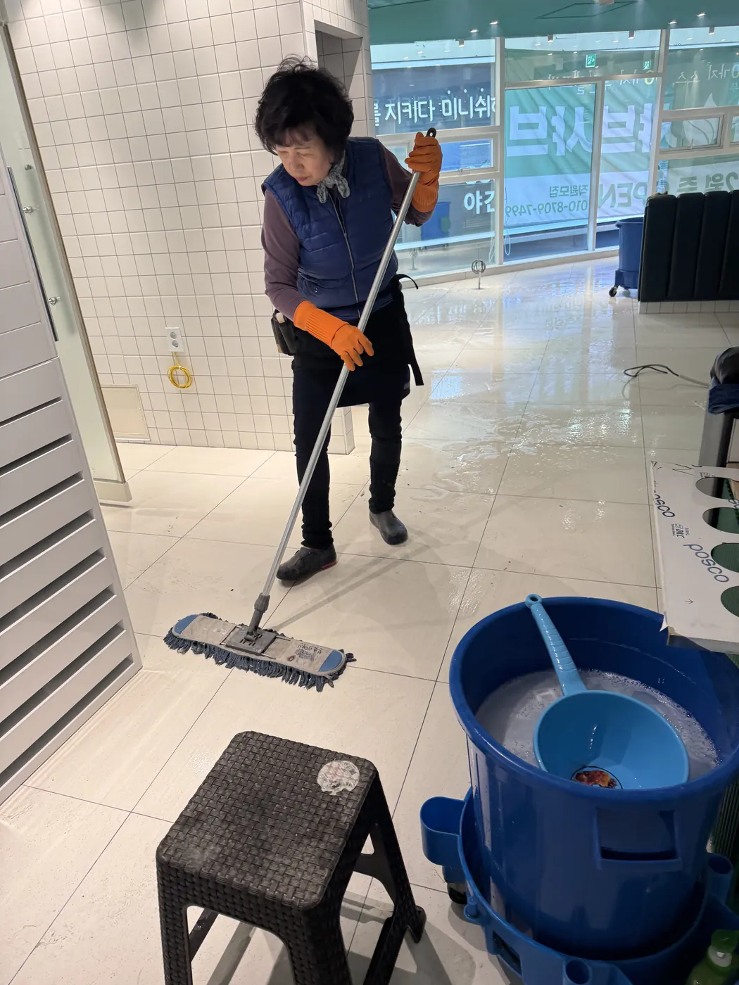낙상동 식당청소 시공 현장 — 주방 바닥 세정
