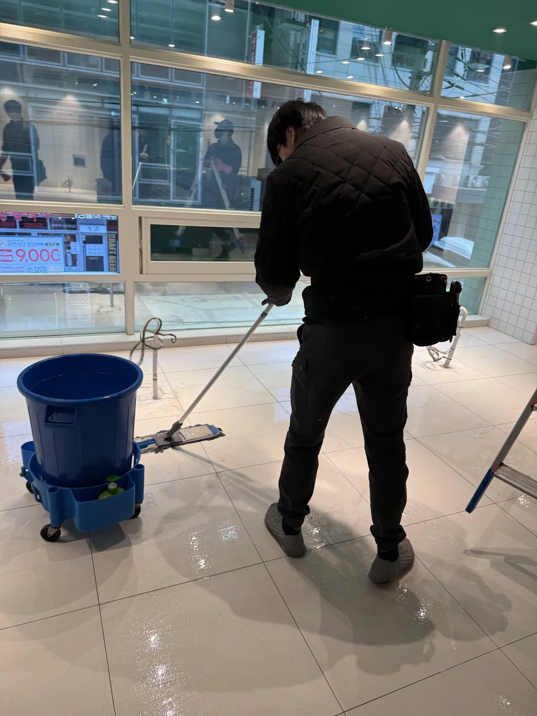 성하동 식당청소 시공 현장 — 바닥 마감 상태