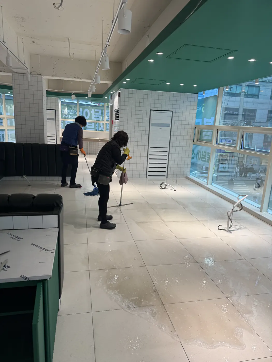 중덕동 식당청소 시공 현장 — 주방 바닥 세정
