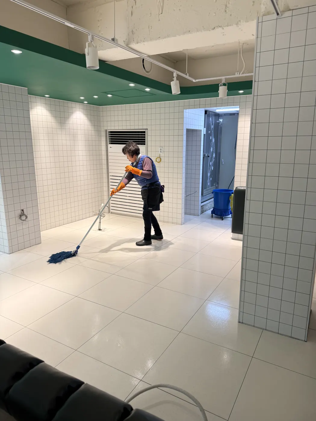 문경시 식당청소 시공 현장 — 주방 바닥 세정