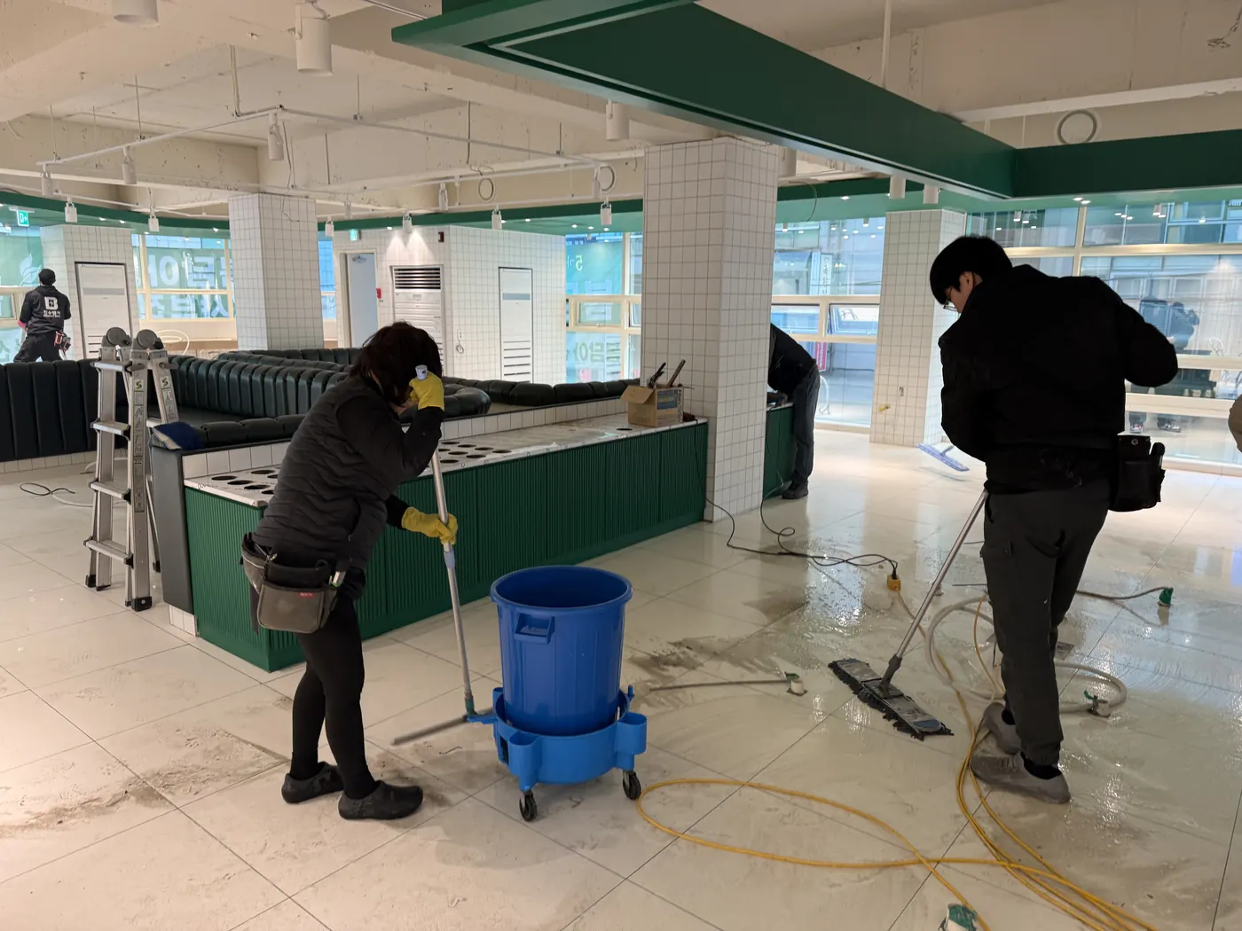 신봉동 식당청소 시공 현장 — 바닥 마감 상태