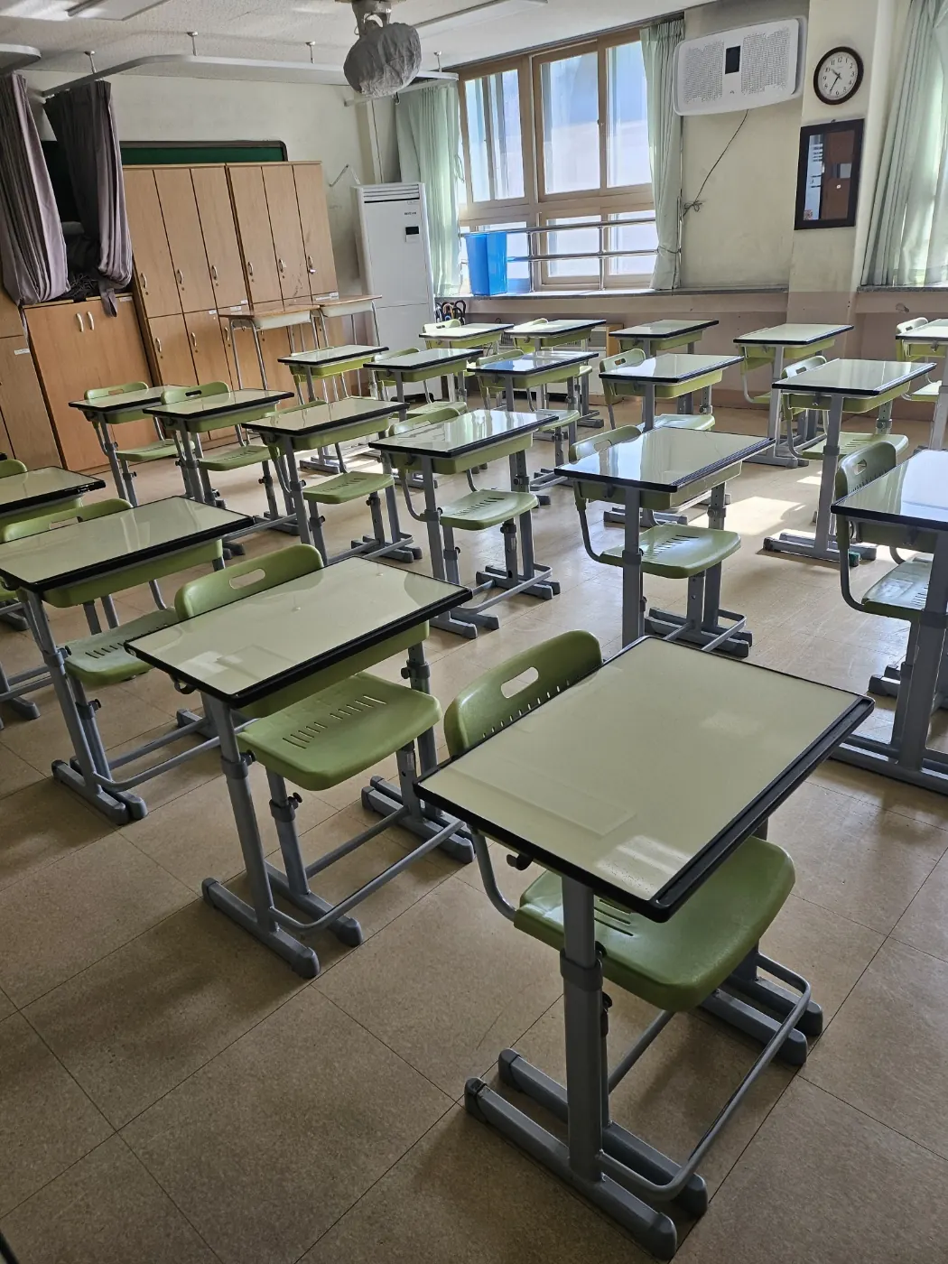 신봉동 학교청소 시공 현장 — 교실 정리