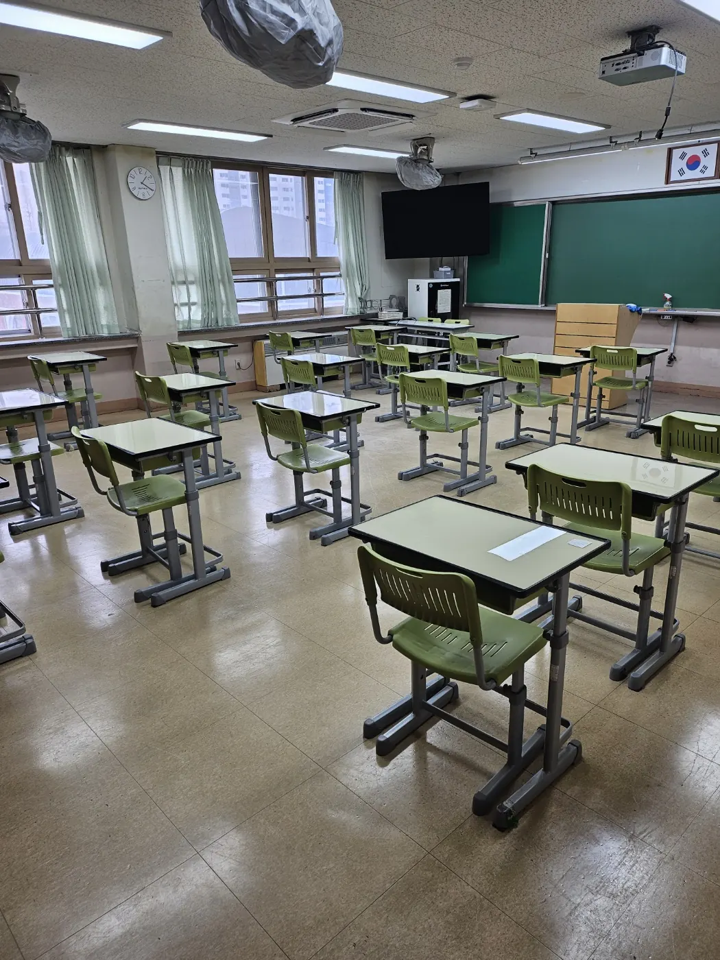 일월면 학교청소 시공 현장 — 교실 마감