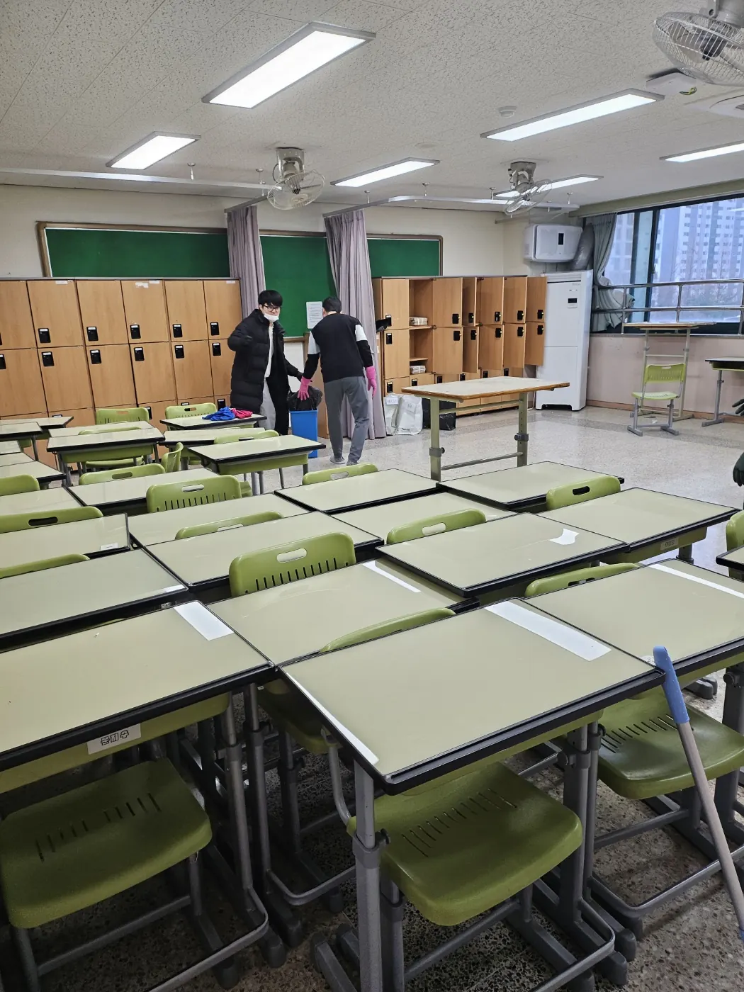 천리동 학교청소 시공 현장 — 교실 정리