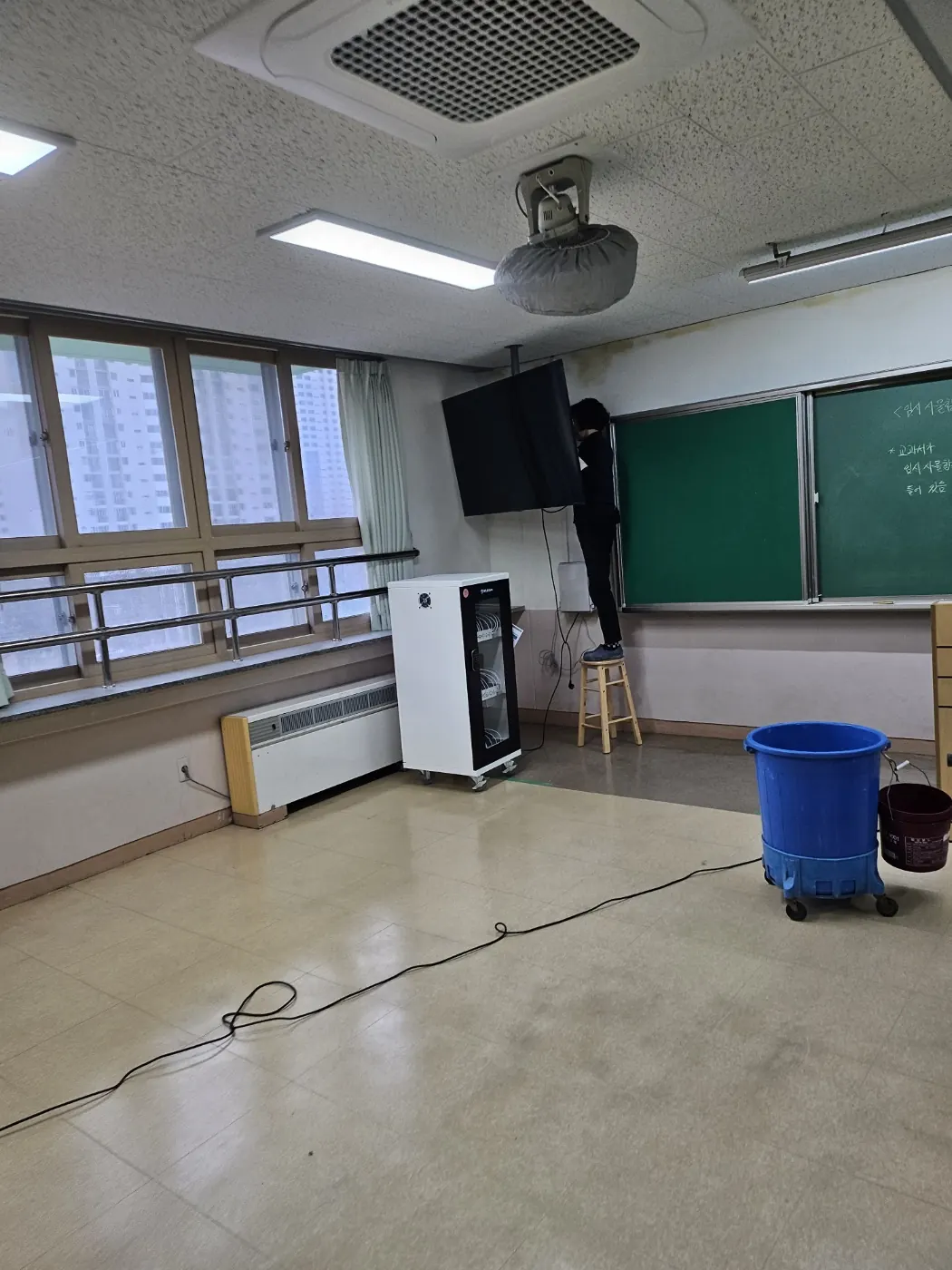 감천면 학교청소 시공 현장 — 교실 마감