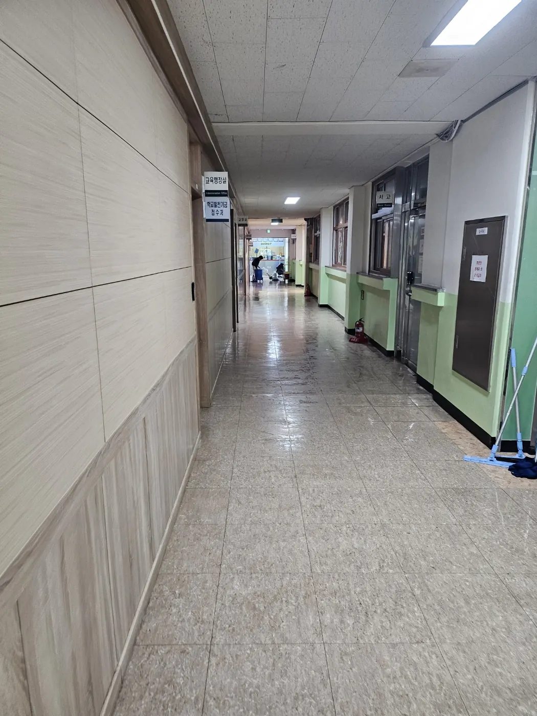 수비면 학교청소 시공 현장 — 복도 관리