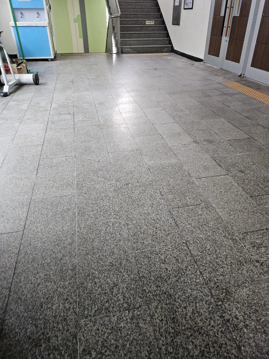 효자면 학교청소 시공 현장 — 복도 관리