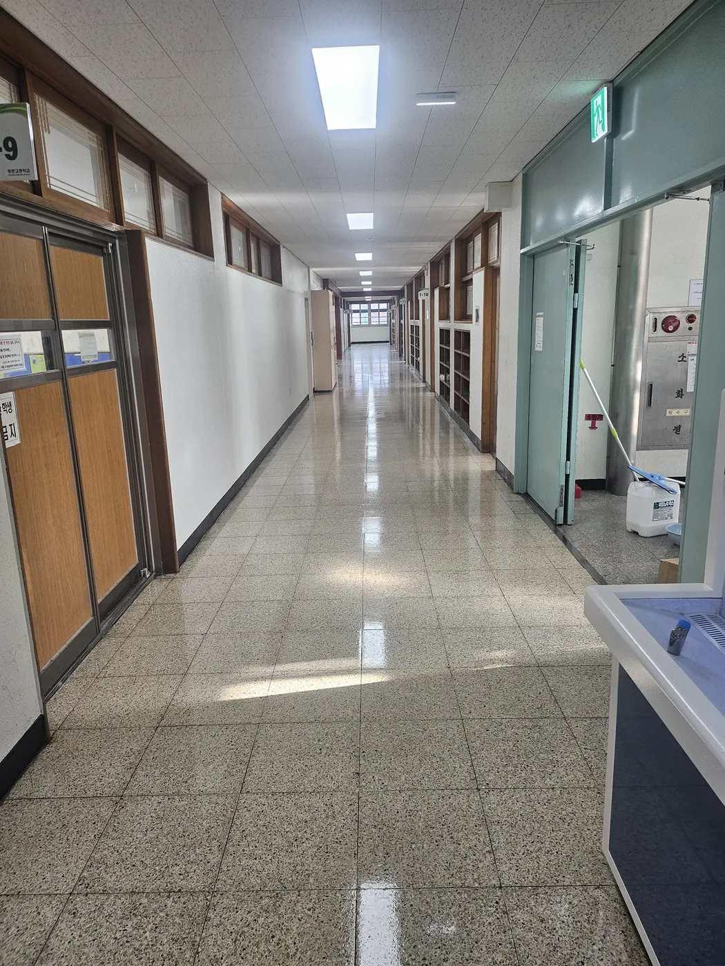 노하동 학교청소 시공 현장 — 통로 정리