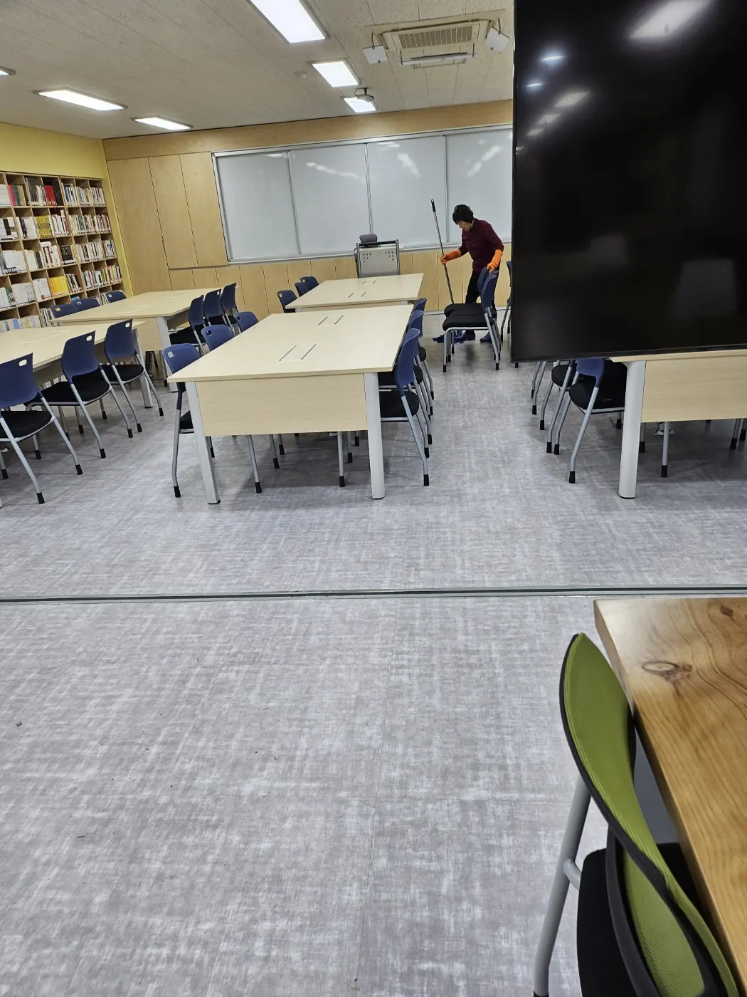도서관 정리 — 호계면 학교청소 현장