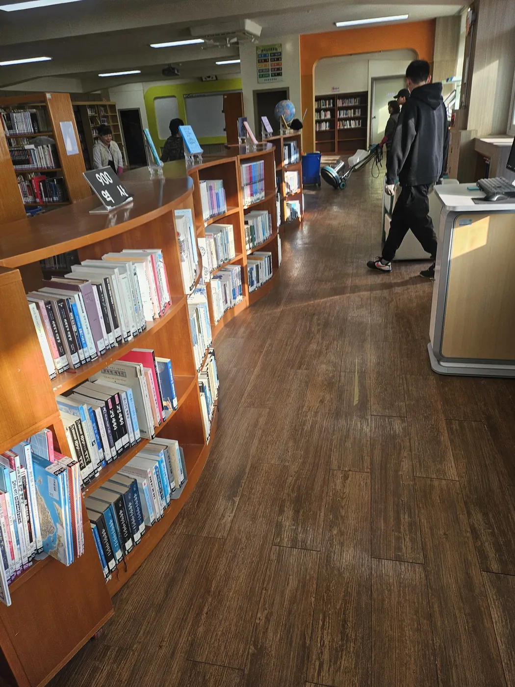 도서관 정리 — 신봉동 학교청소 현장