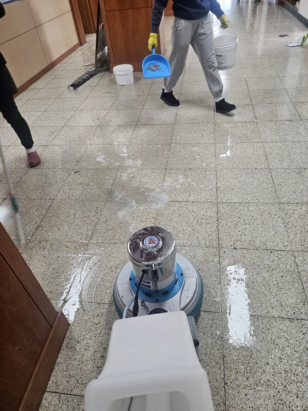 왁스 재코팅 — 천리동 학교청소 현장