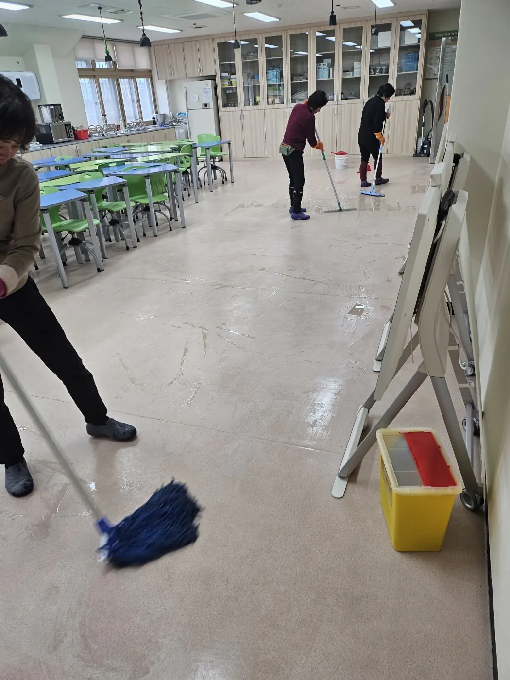바닥 물걸레 마감 — 안동시 학교청소 현장