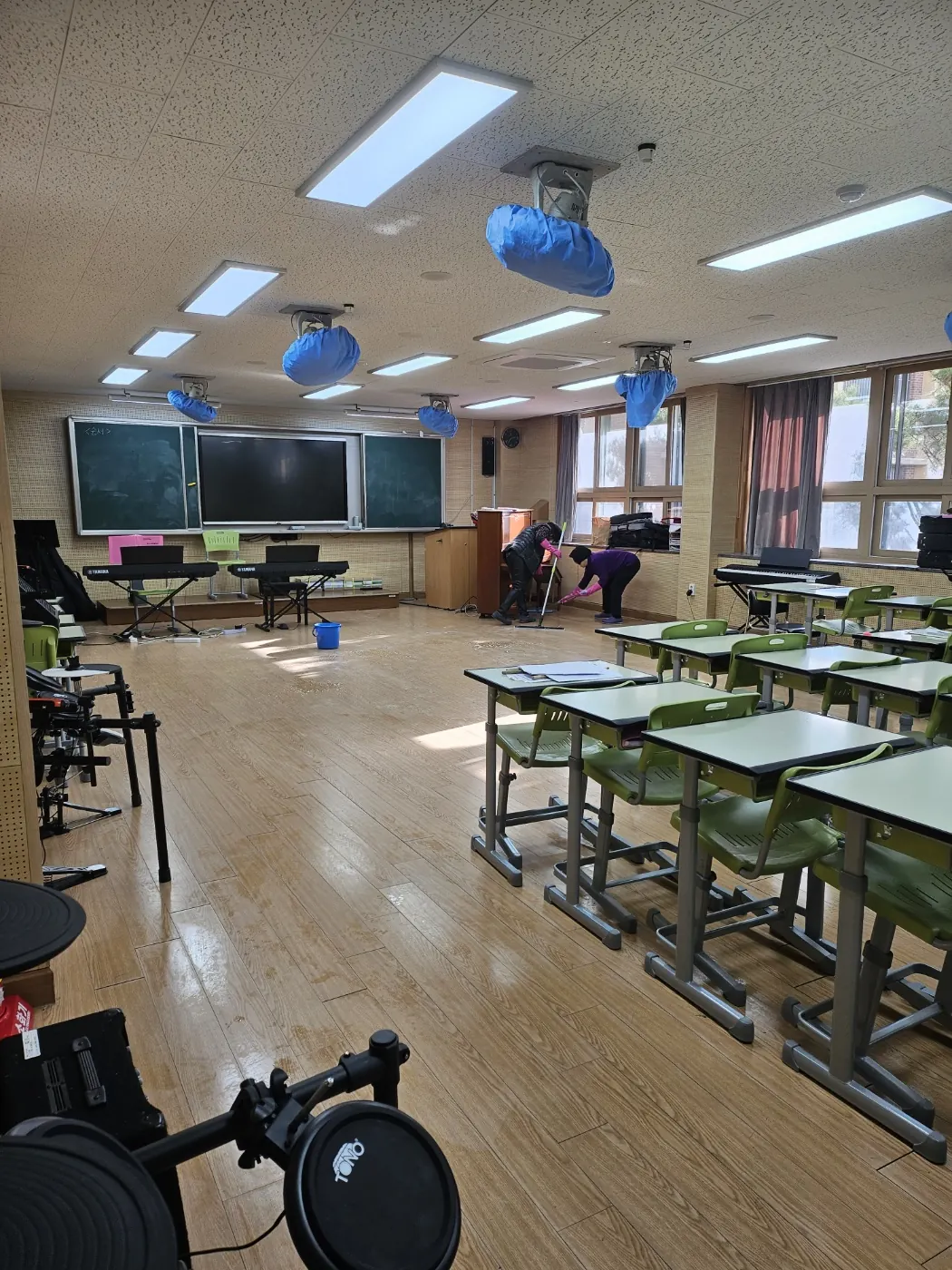 바닥 물걸레 마감 — 감천면 학교청소 현장