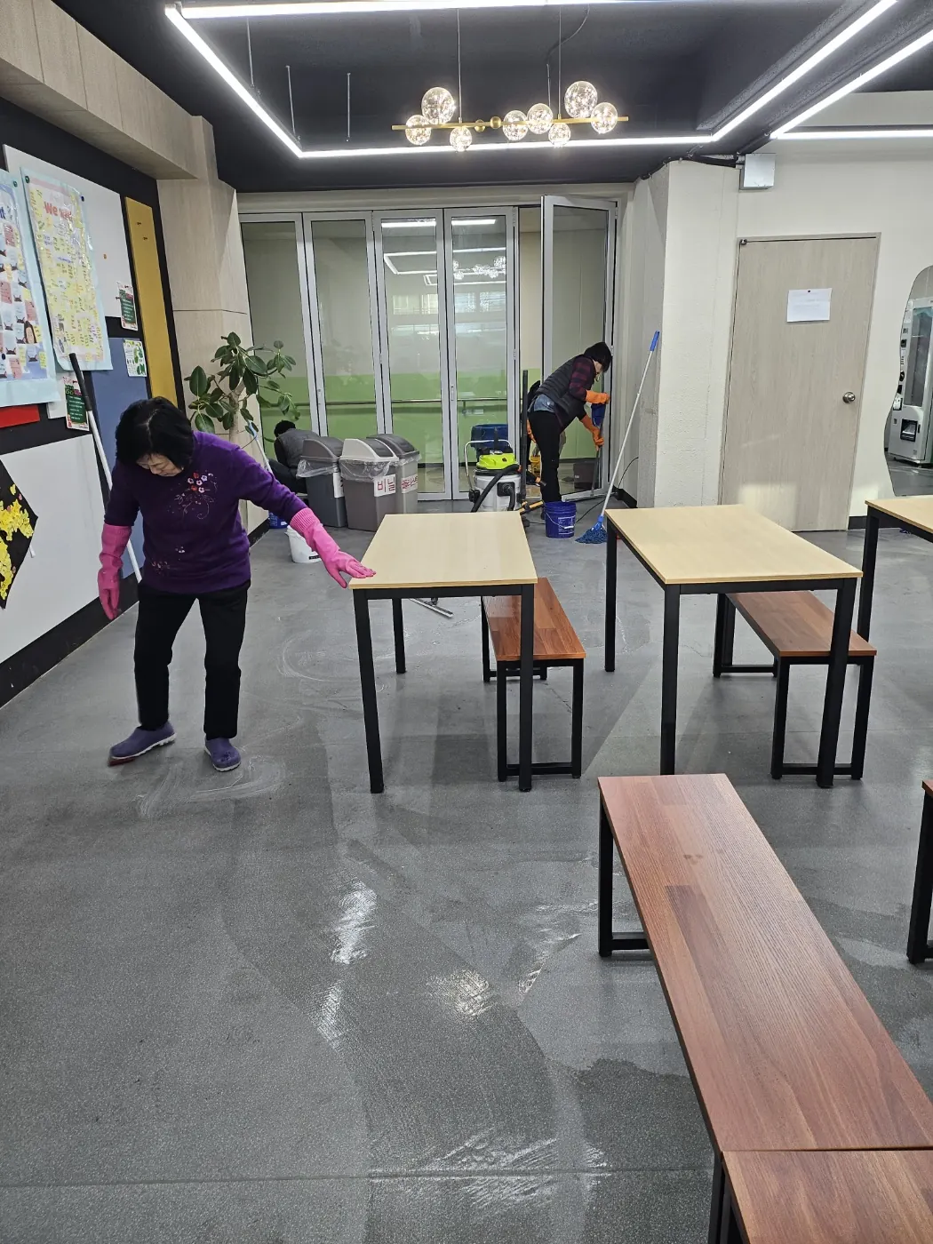 바닥 물걸레 마감 — 의성읍 학교청소 현장