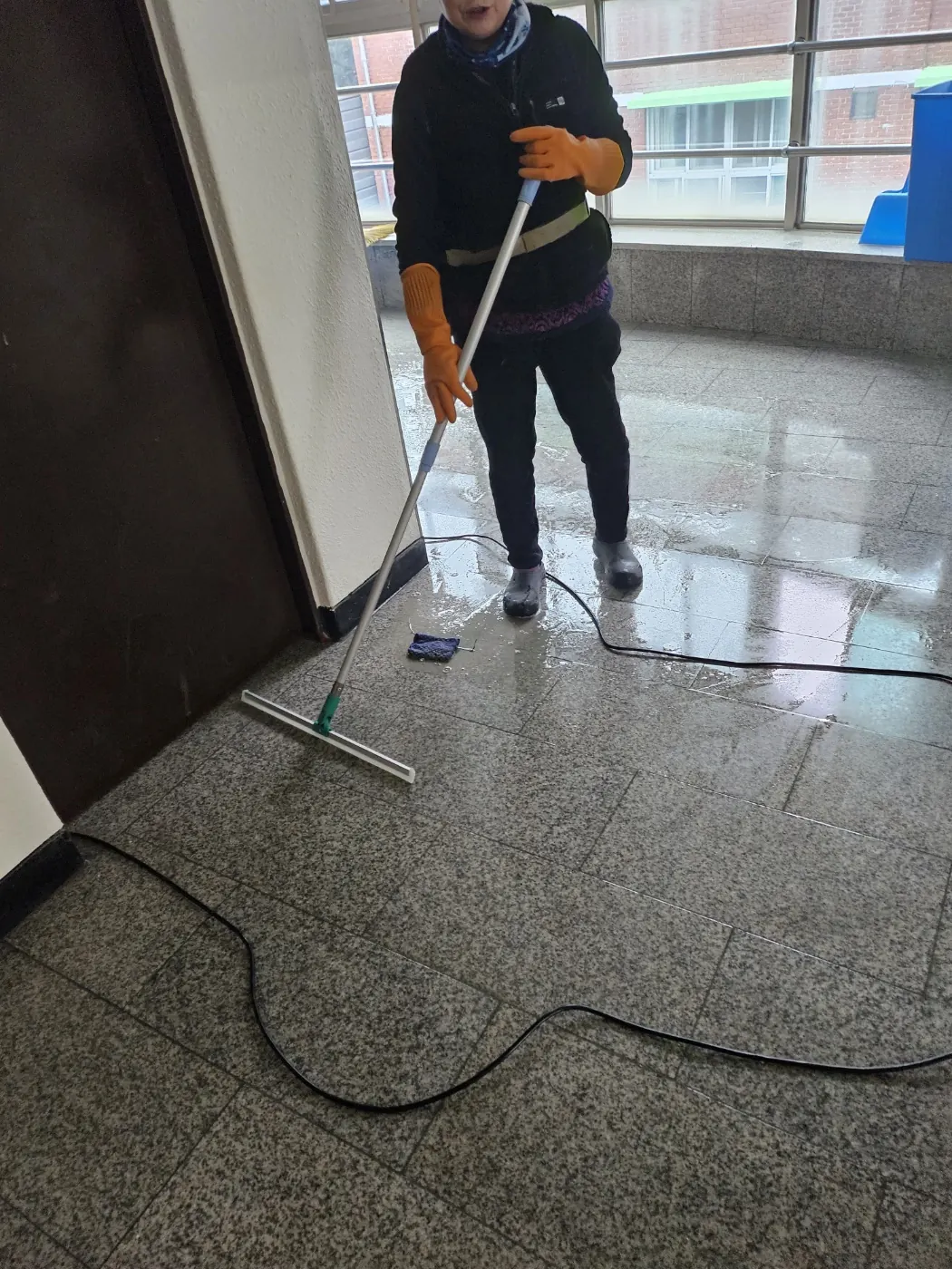 바닥 물걸레 마감 — 외답동 학교청소 현장