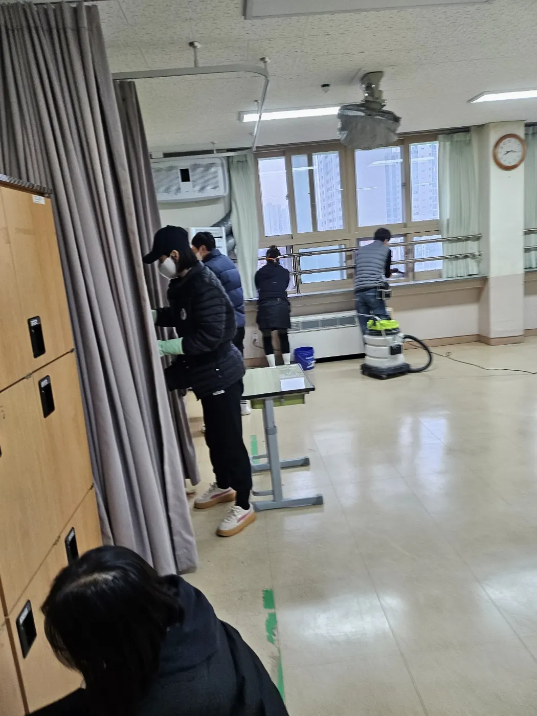 바닥 물걸레 마감 — 수하동 학교청소 현장