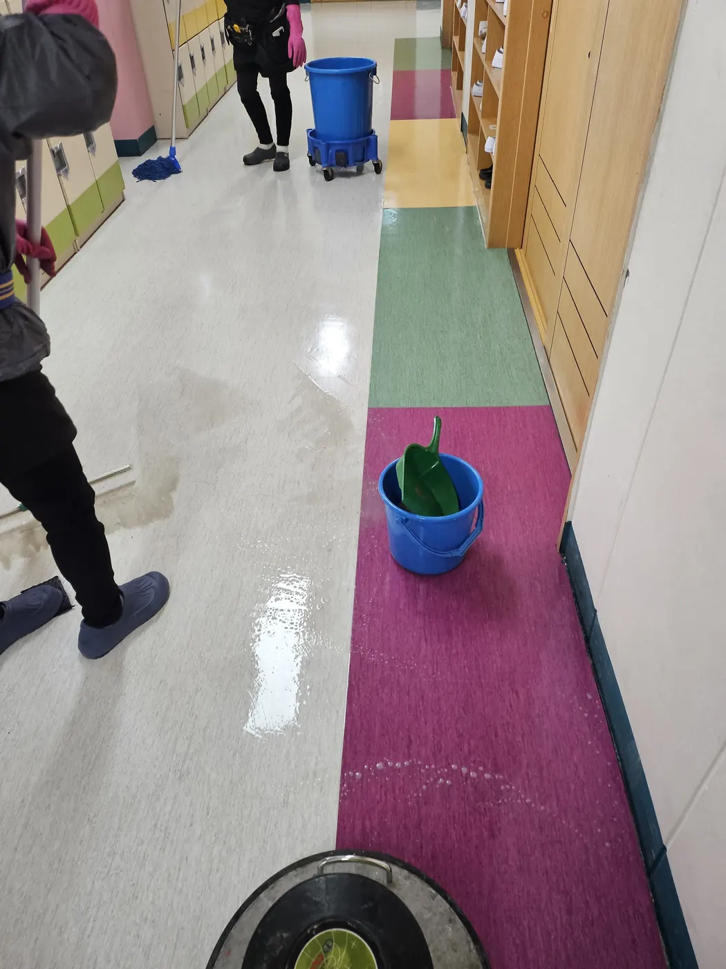 바닥 물걸레 마감 — 옥동 학교청소 현장